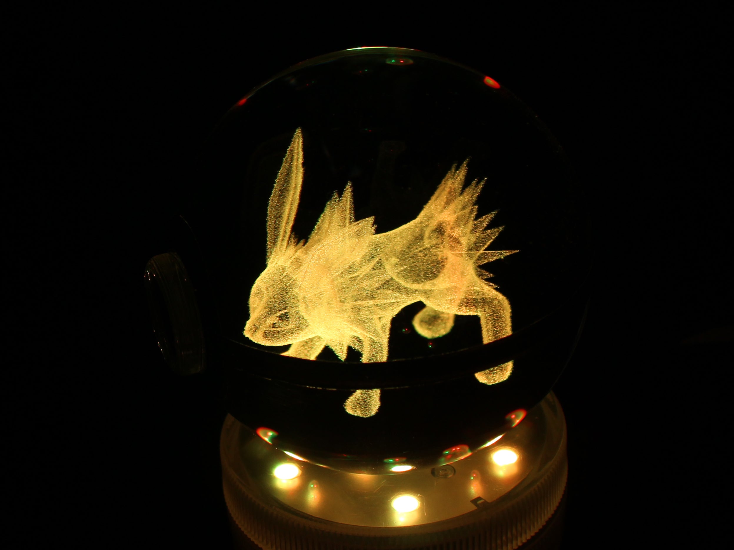 Jolteon Large Crystal Pokeball