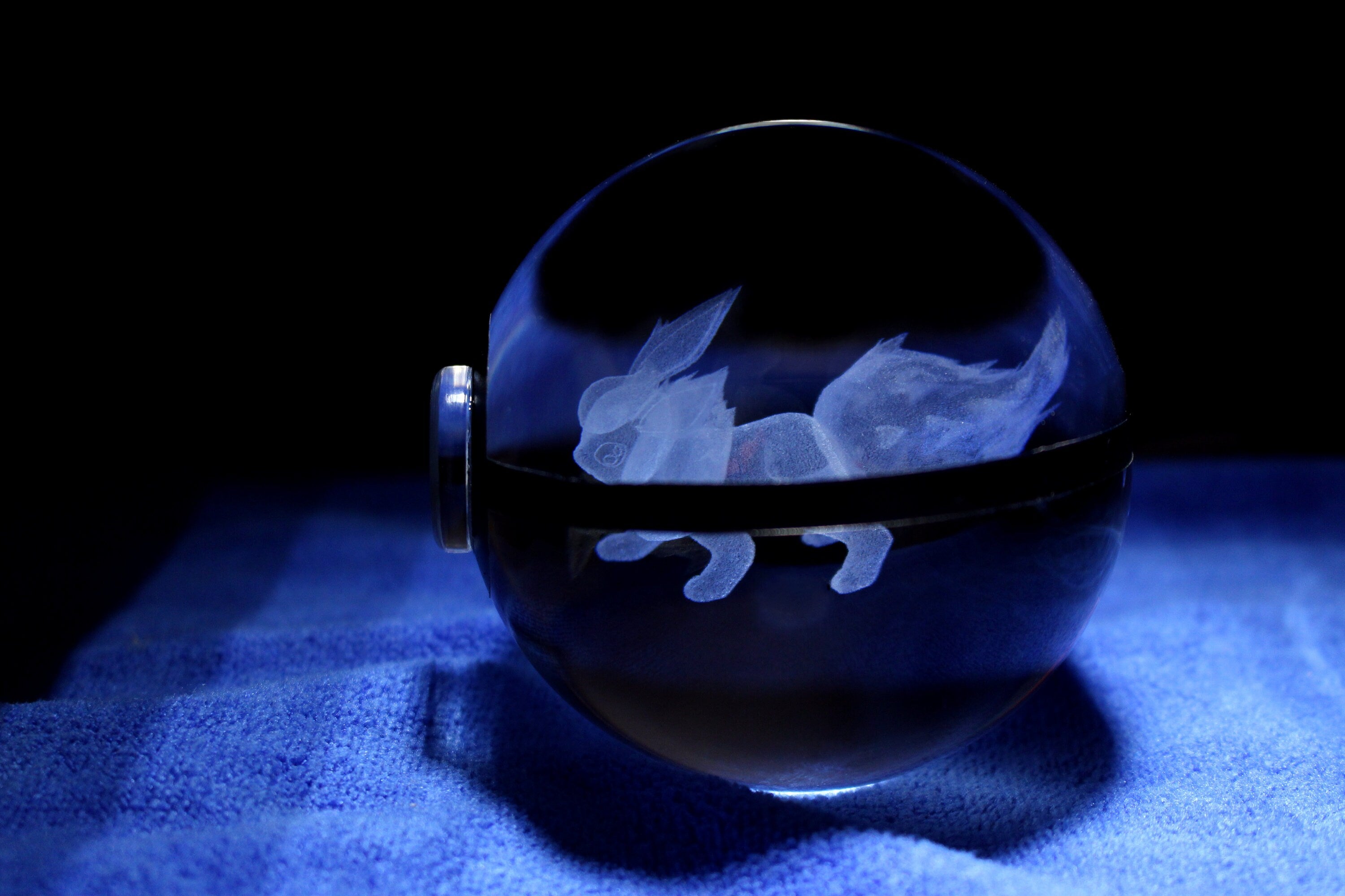 Flareon Large Crystal Pokeball