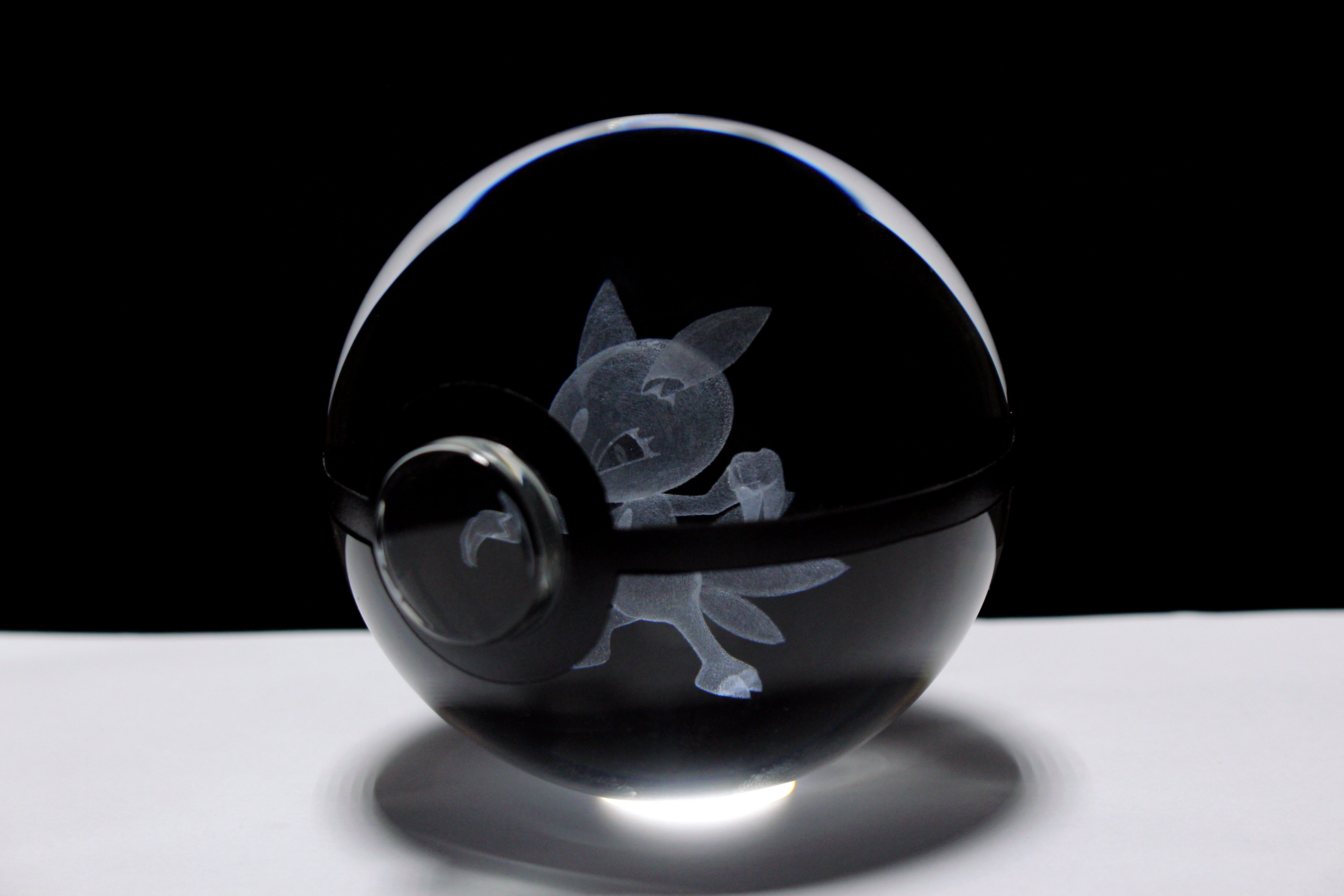 Sneasel Large Crystal Pokeball