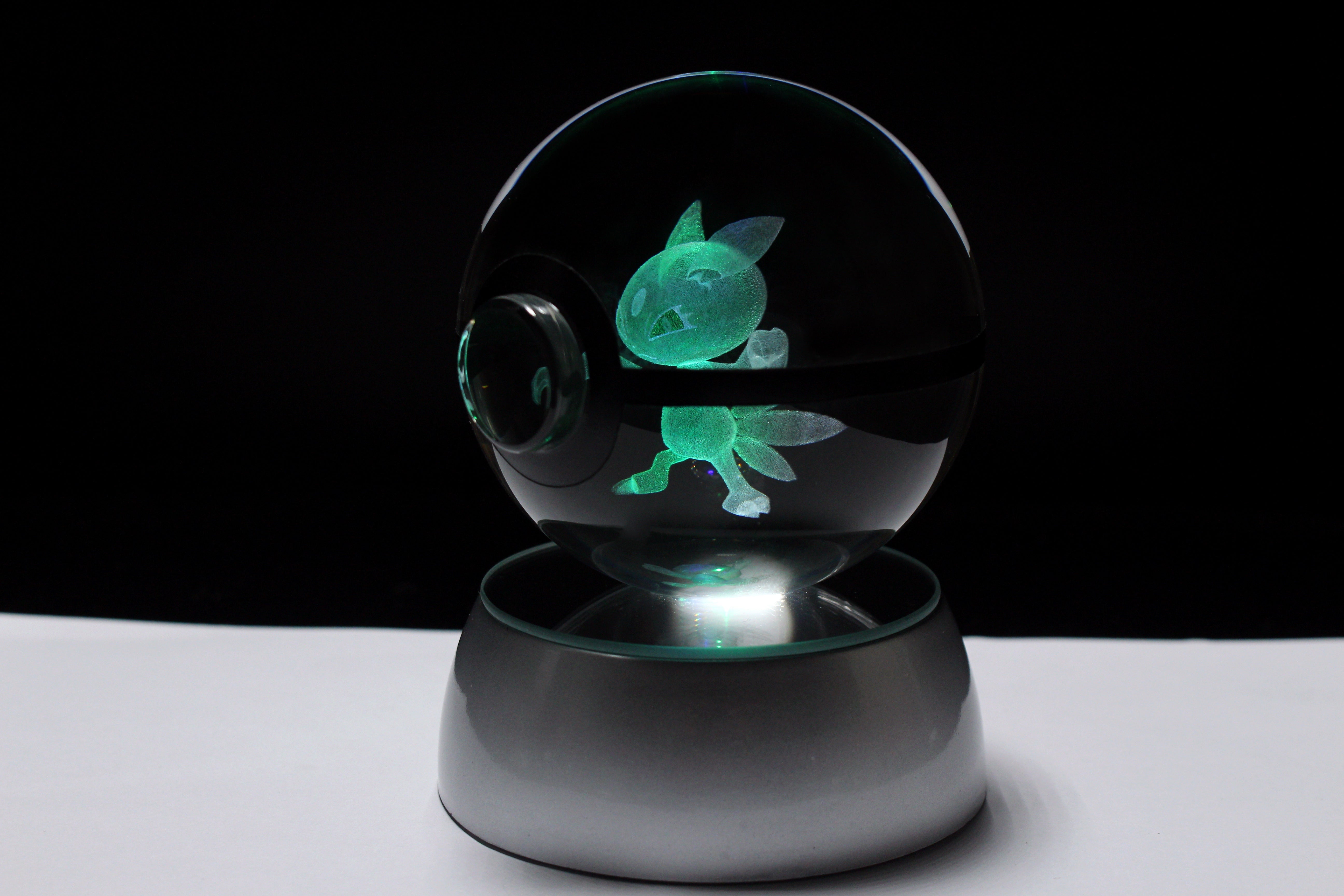 Sneasel Large Crystal Pokeball