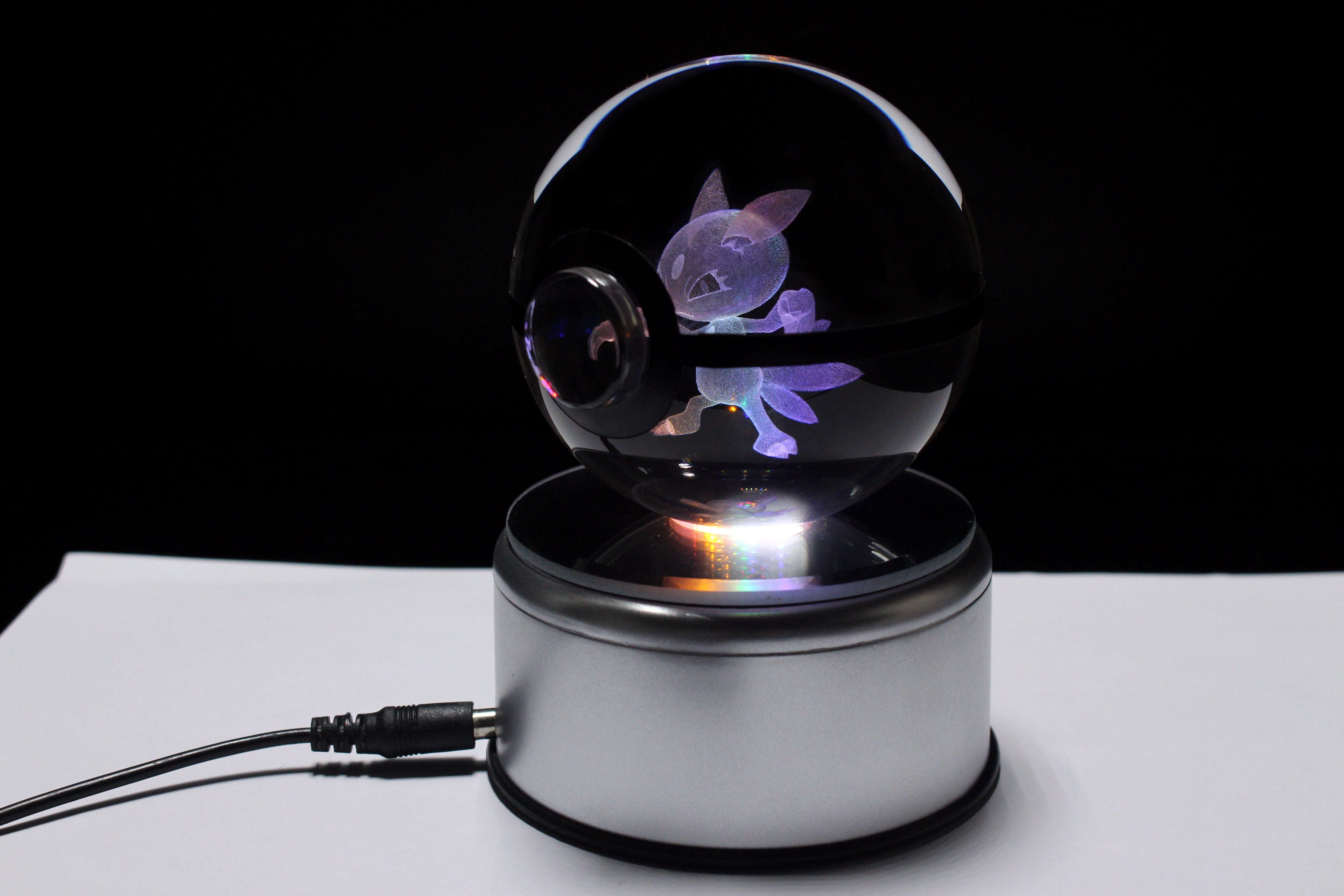 Sneasel Large Crystal Pokeball