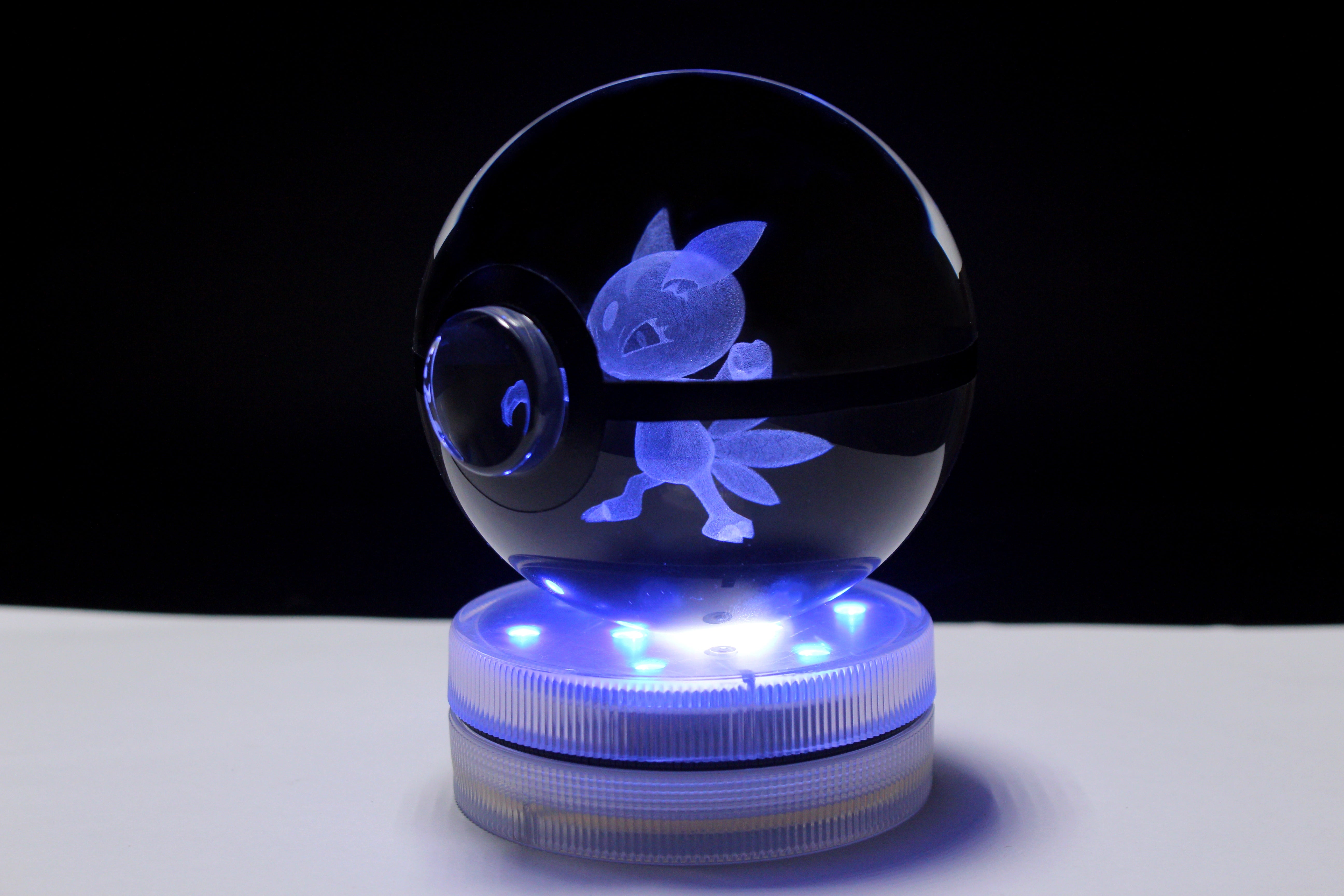 Sneasel Large Crystal Pokeball