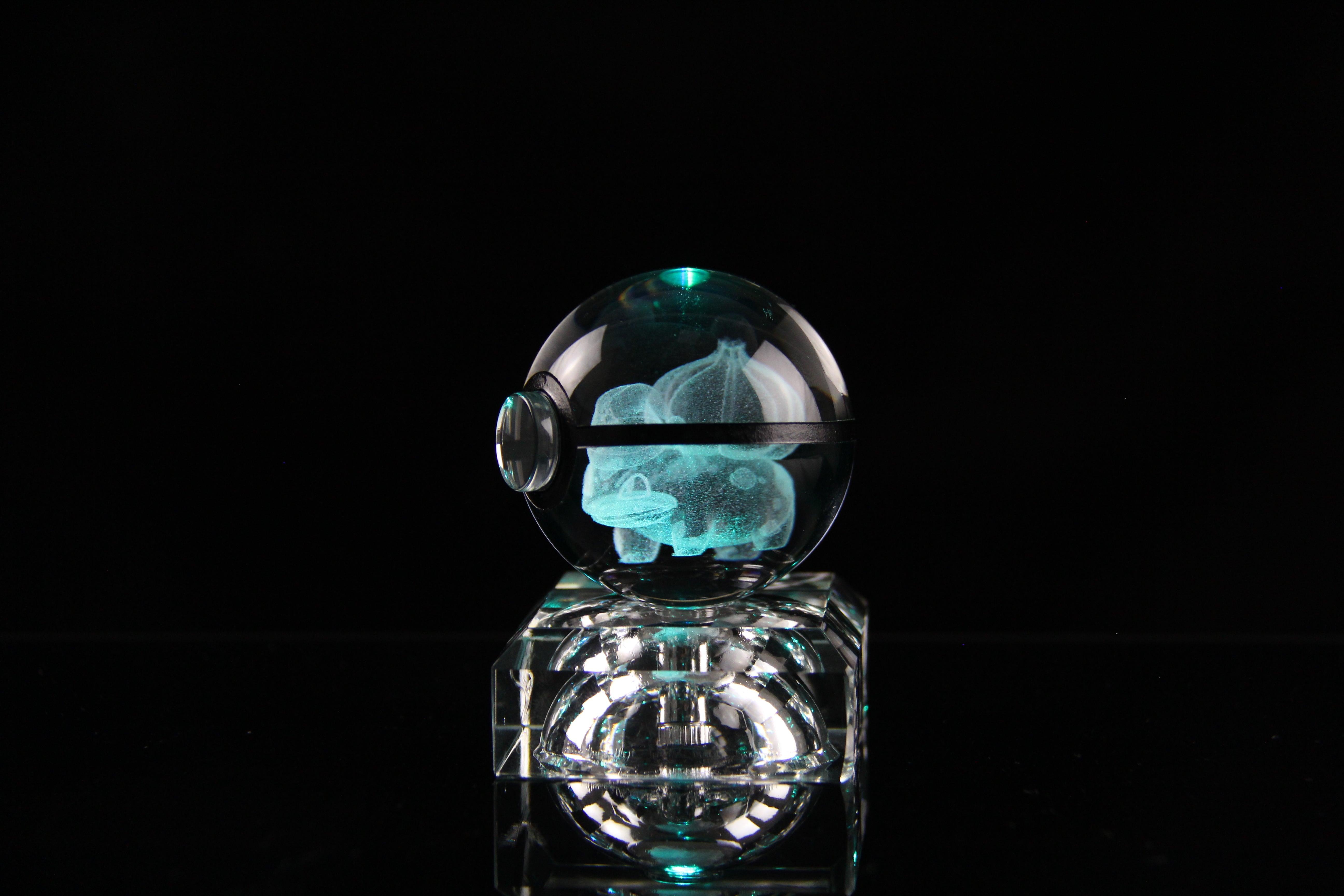 CHRISTMAS Bulbasaur Large Crystal Pokeball