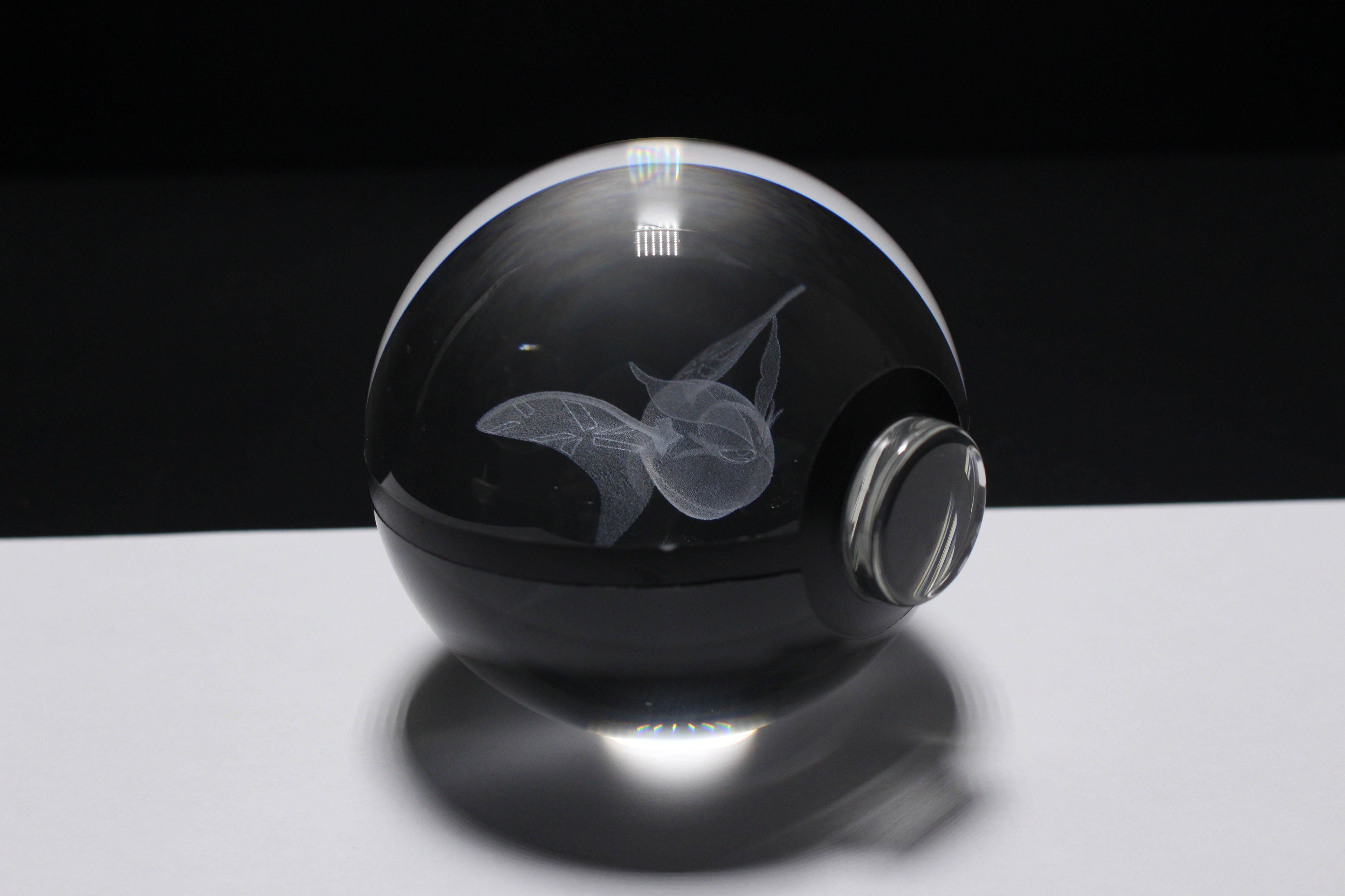 Frosmoth Large Crystal Pokeball