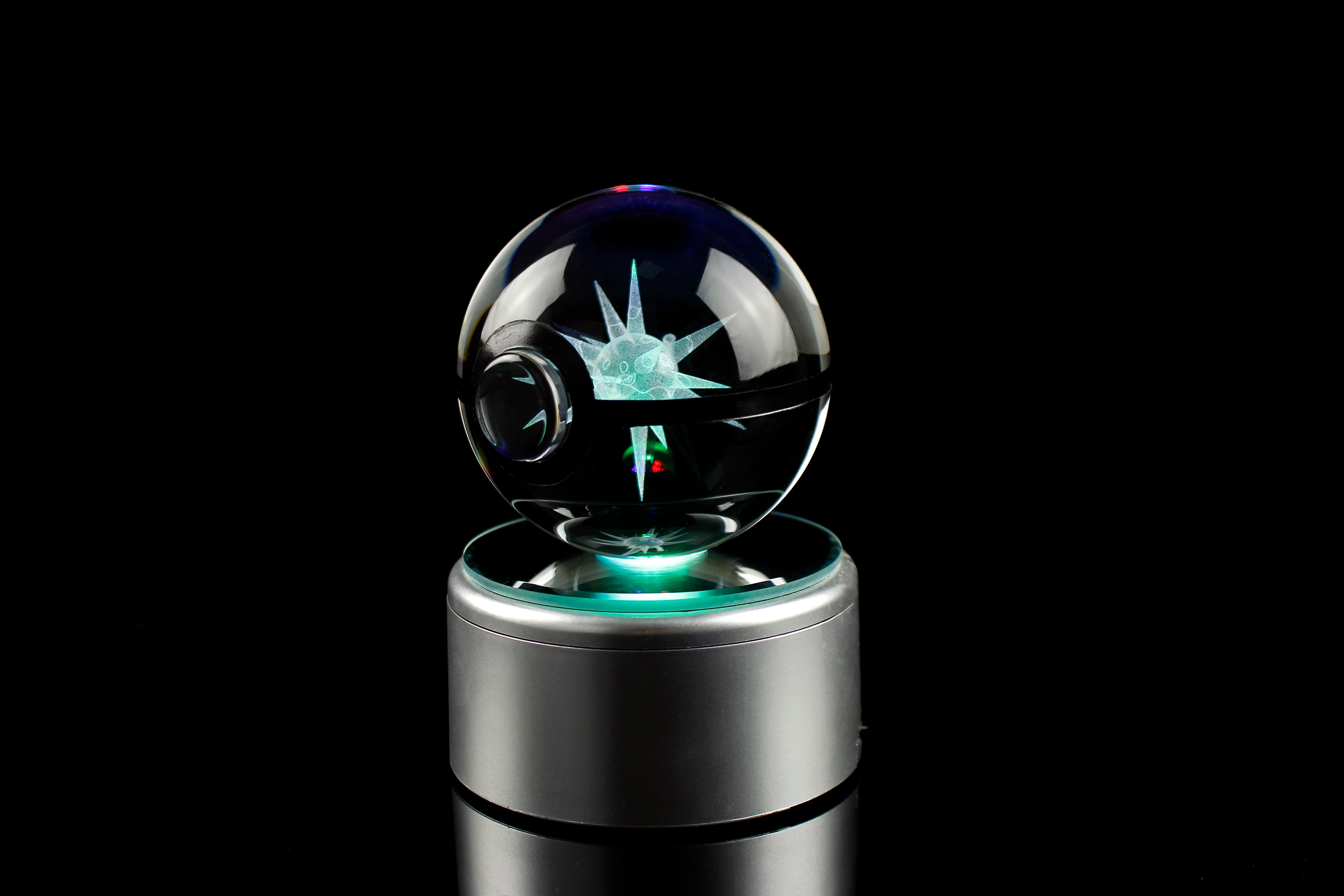 Oveqwil Large Crystal Pokeball