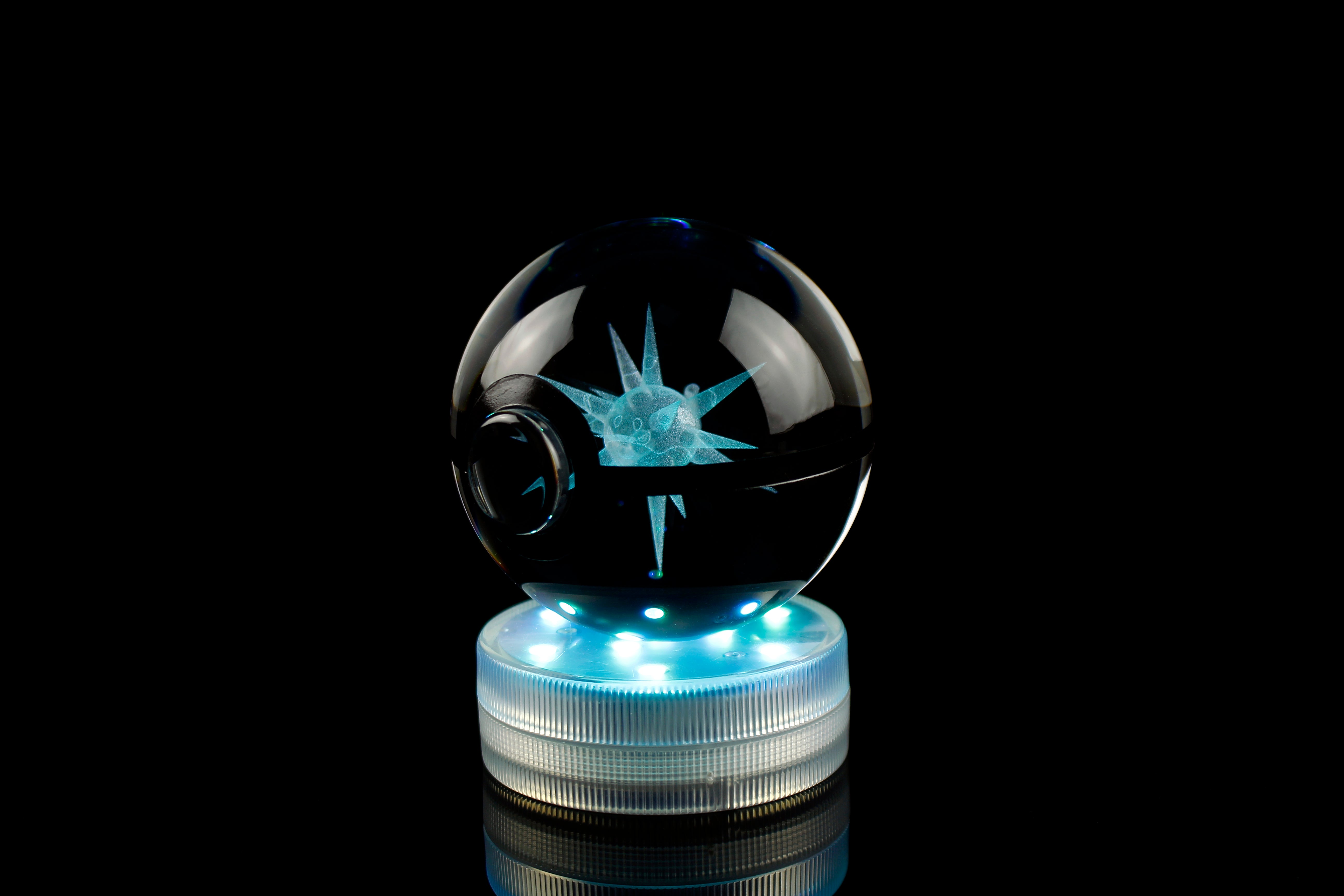 Oveqwil Large Crystal Pokeball